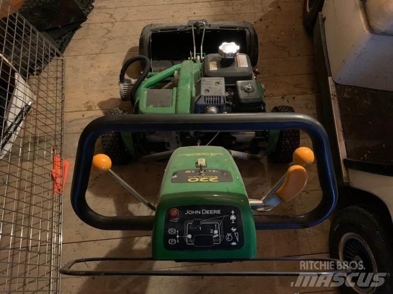 John Deere 220 Тракторни косачки
