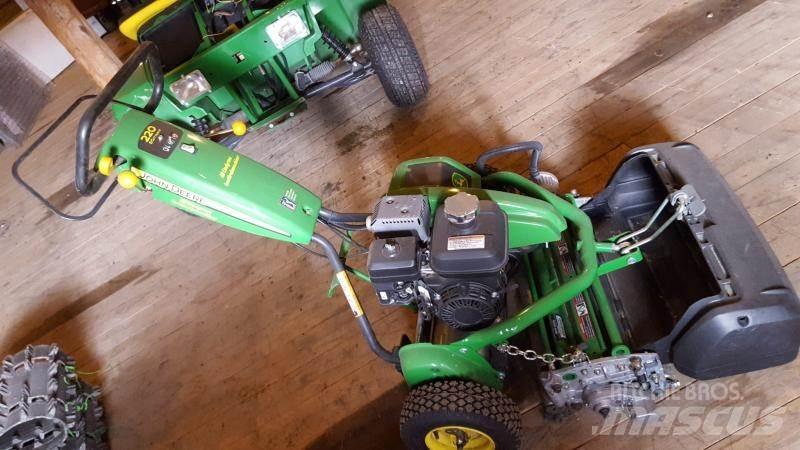 John Deere 220 Тракторни косачки
