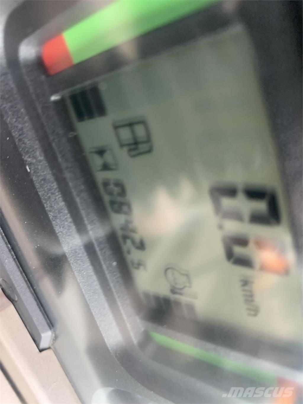 John Deere 5820 Трактори