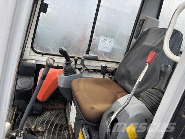 Kubota U35-3 a Верижен екскаватор