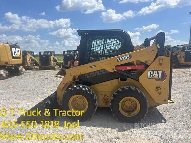 CAT 242D3 Гуми