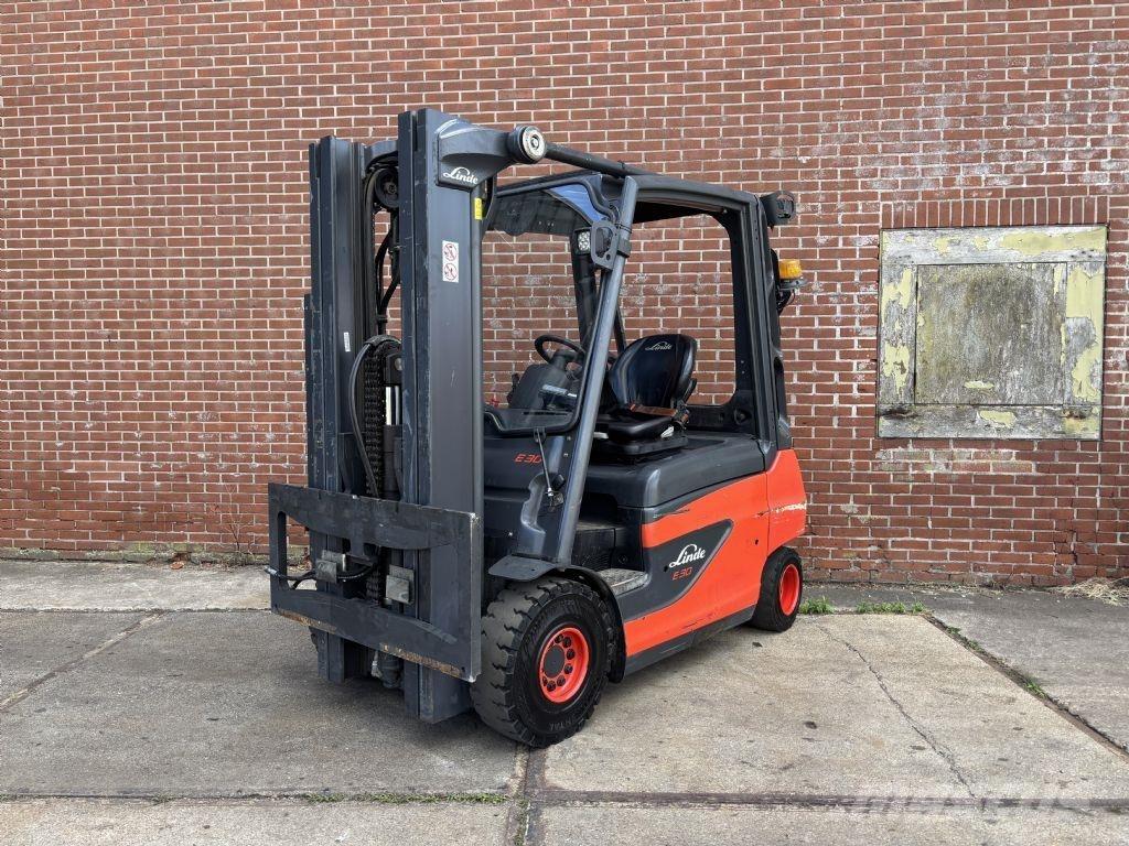 Linde E30-01 Електрически вилични кари-повдигачи