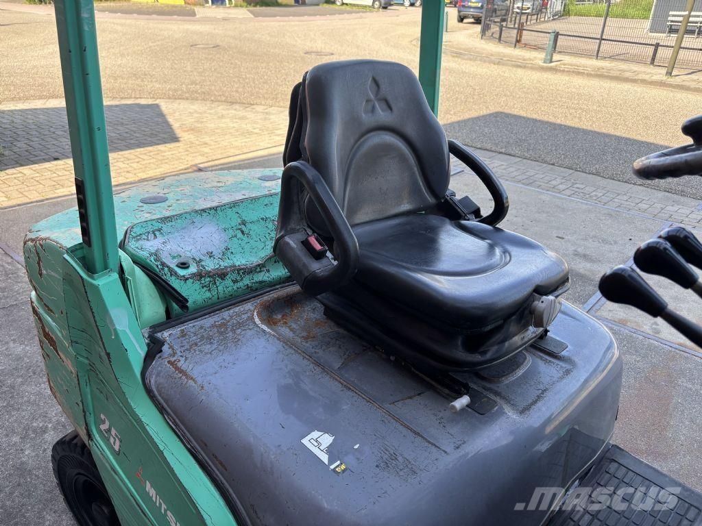 Mitsubishi FD25N Дизелови камиони