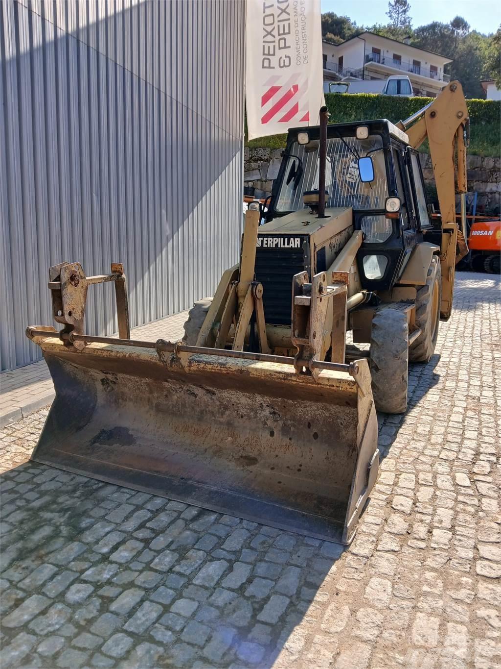 CAT 428B Товарач със заден ексватор