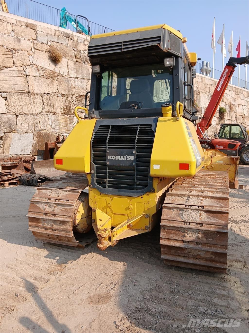 Komatsu D51PXI-22 Тръбополагащи булдозери