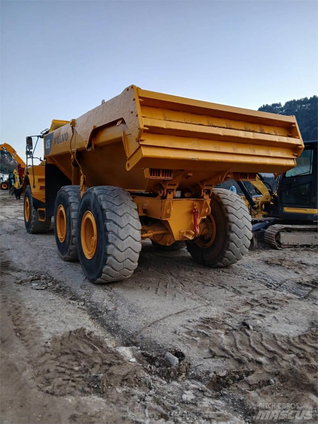 Volvo A25E Странични самосвали
