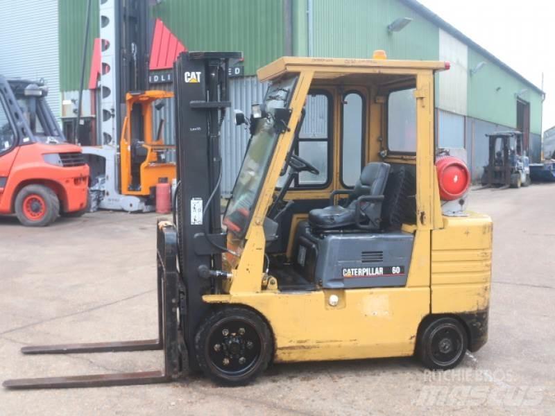 CAT GC30 Камиони с АГУ