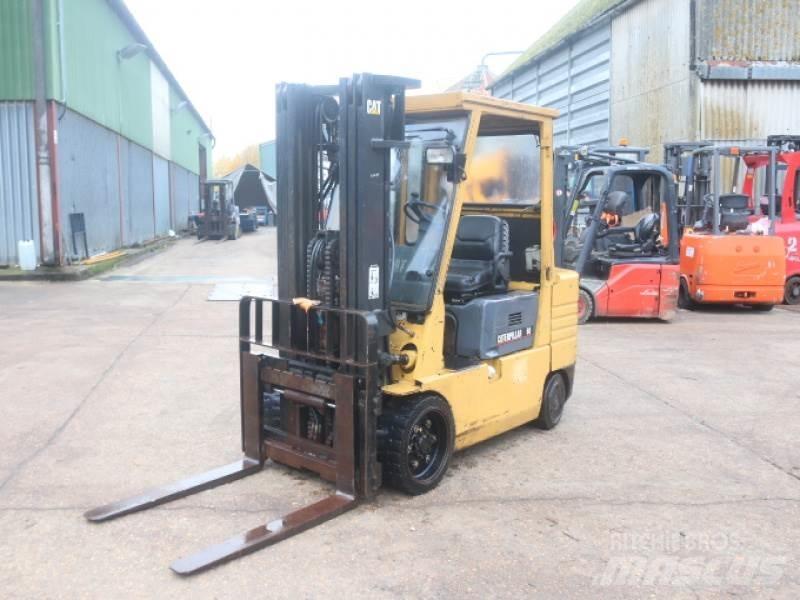 CAT GC30 Камиони с АГУ