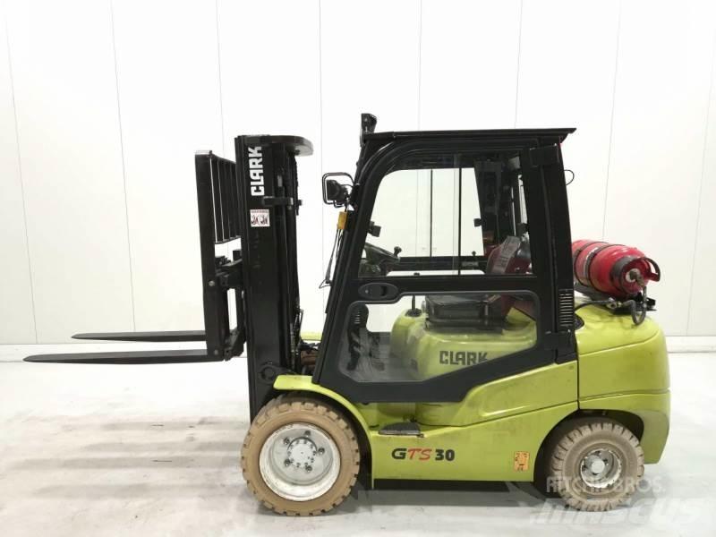 Clark GTS30L Камиони с АГУ