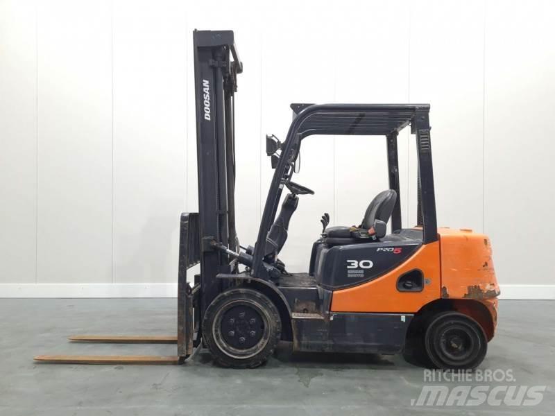 Doosan D30S-5 Дизелови камиони