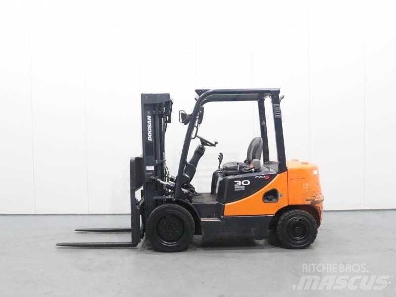 Doosan D30S-5 Дизелови камиони