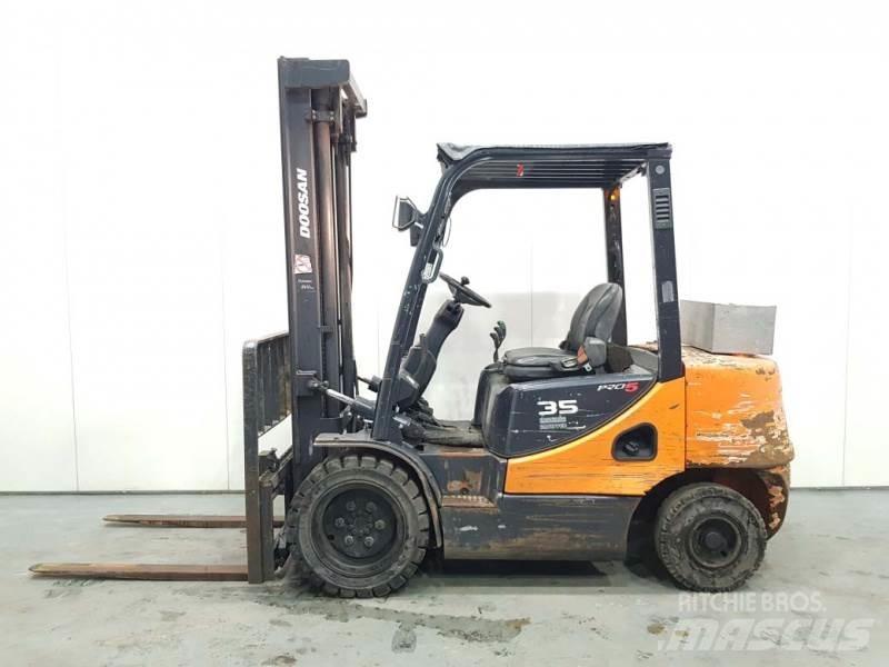 Doosan D35C-5 Дизелови камиони