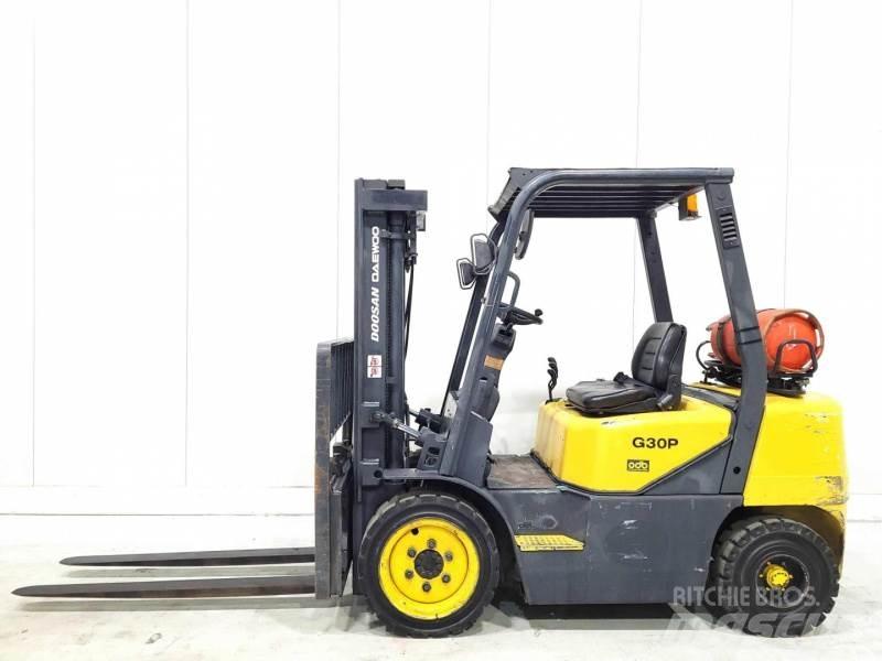 Doosan GP30-3 Камиони с АГУ