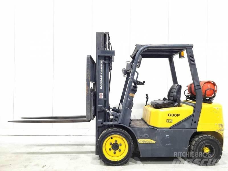 Doosan GP30-3 Камиони с АГУ
