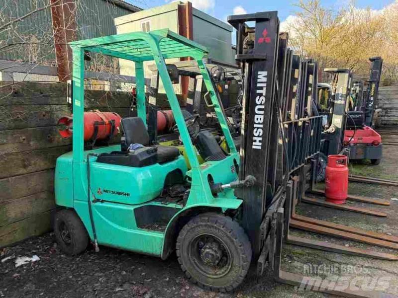 Mitsubishi FG20 Камиони с АГУ