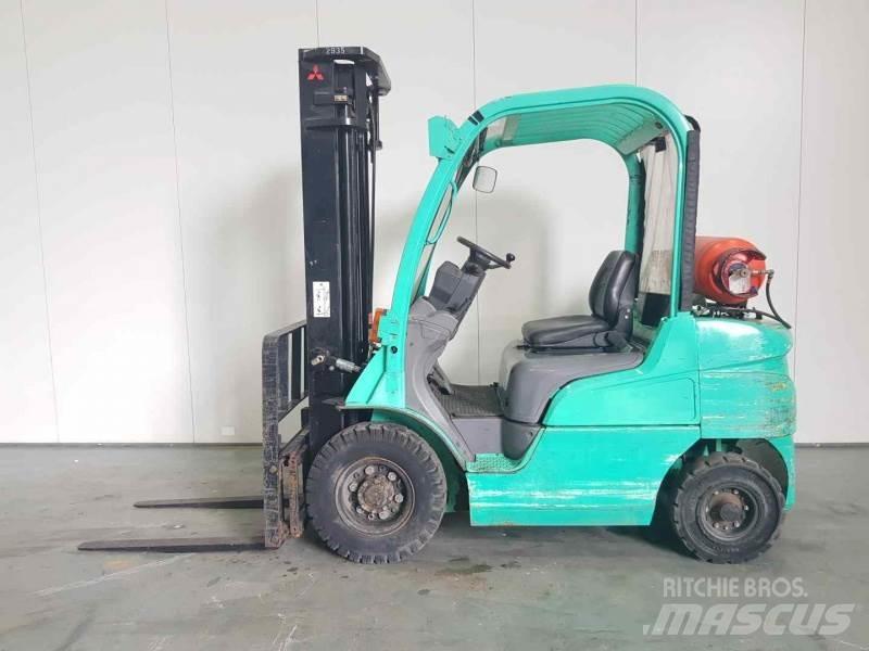 Mitsubishi FG25N Камиони с АГУ