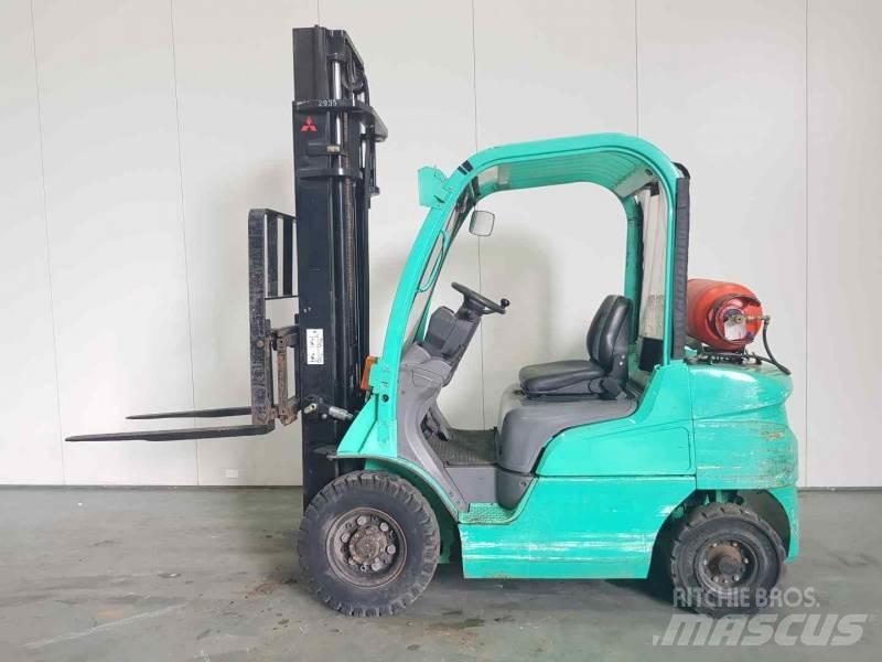 Mitsubishi FG25N Камиони с АГУ