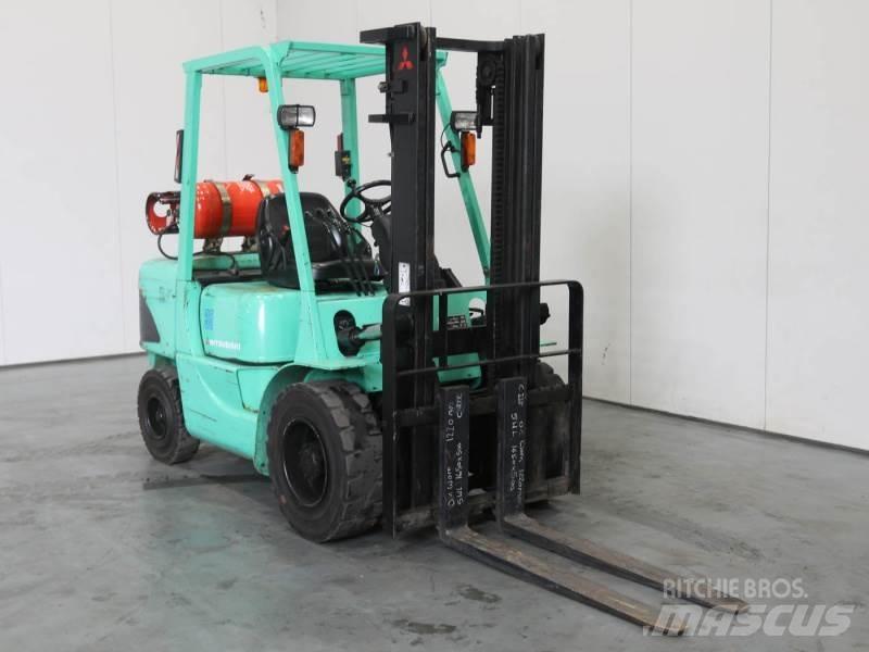 Mitsubishi FG35K Камиони с АГУ