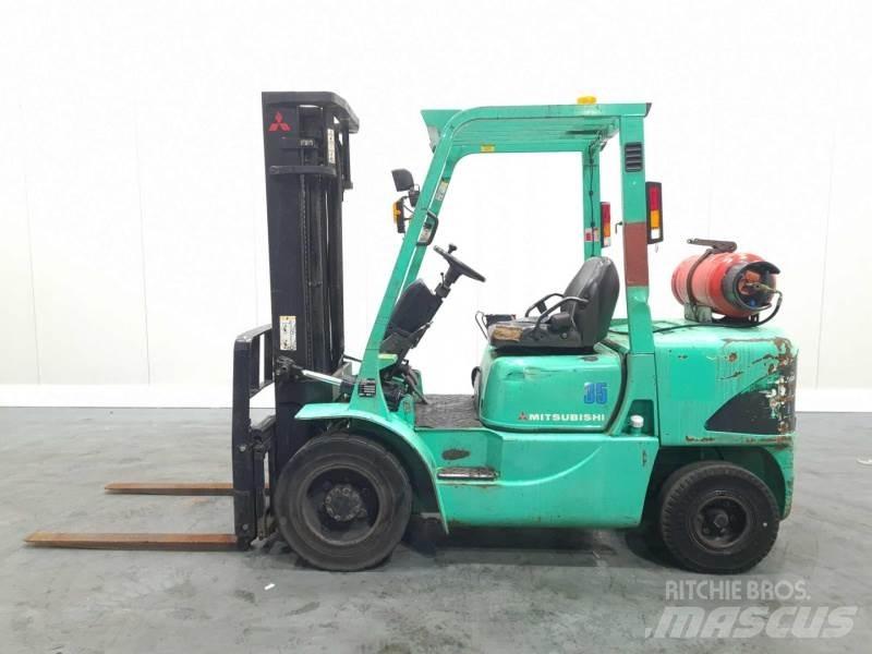 Mitsubishi FG35K Камиони с АГУ