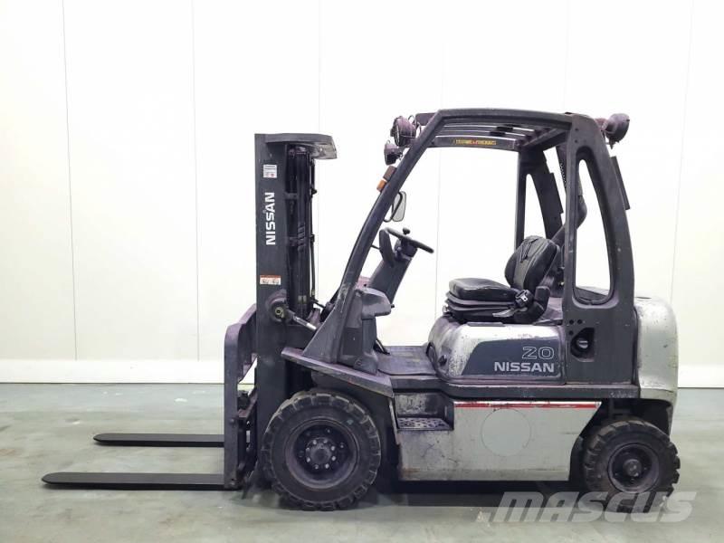 Nissan FD02A20 Дизелови камиони