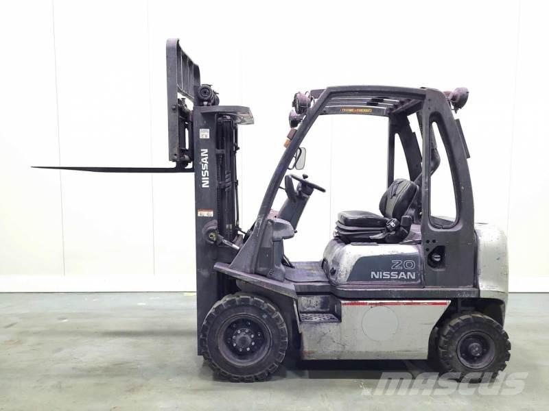 Nissan FD02A20 Дизелови камиони