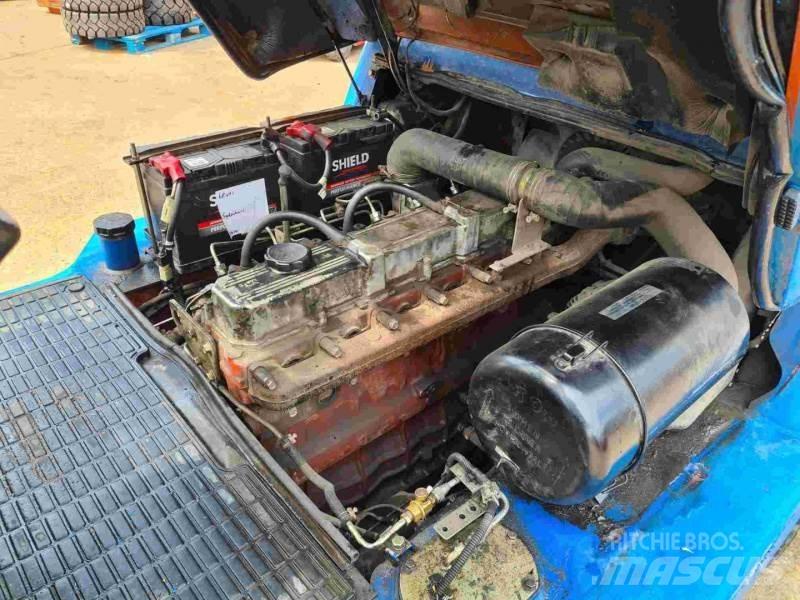 Nissan FO4D40Q2 Дизелови камиони