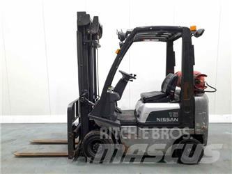 Nissan PD01A15PQ Камиони с АГУ