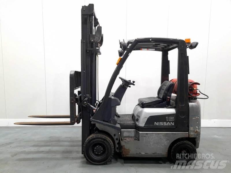 Nissan PD01A15PQ Камиони с АГУ