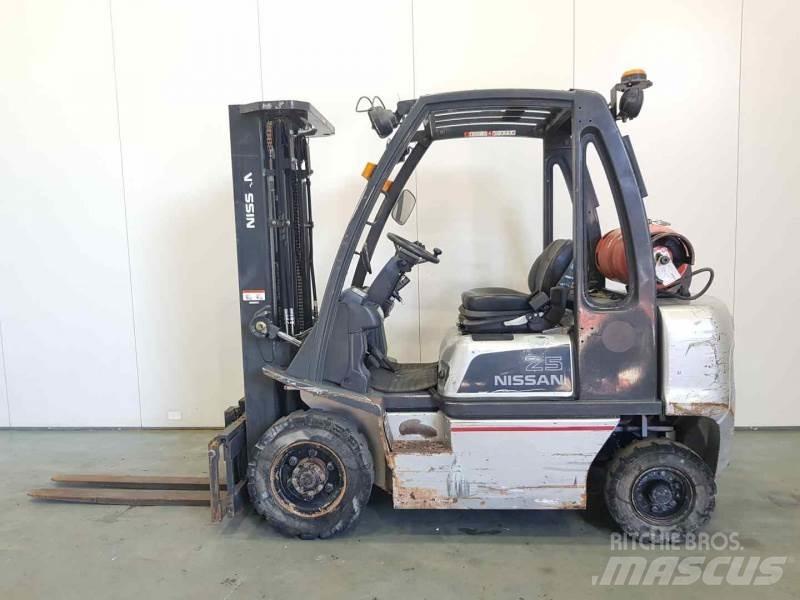 Nissan U1D272520 Камиони с АГУ