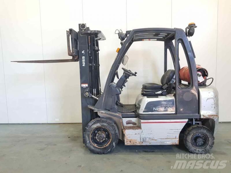 Nissan U1D272520 Камиони с АГУ