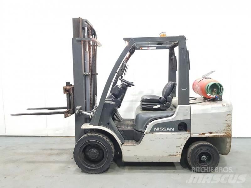 Nissan UG1F2A35DU Камиони с АГУ