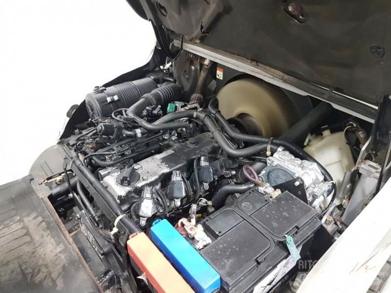 Nissan UG1F2A35DU Камиони с АГУ