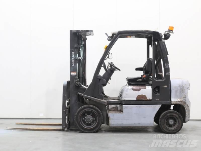 Nissan Y1D2A25Q Дизелови камиони