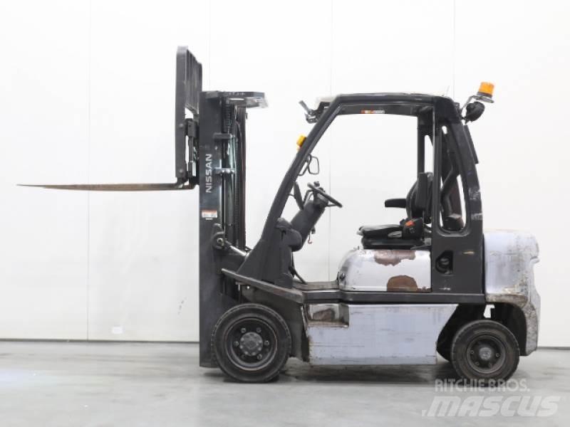 Nissan Y1D2A25Q Дизелови камиони