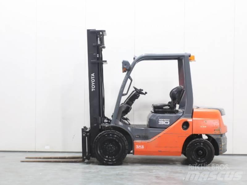 Toyota 02-8FDF30 Дизелови камиони