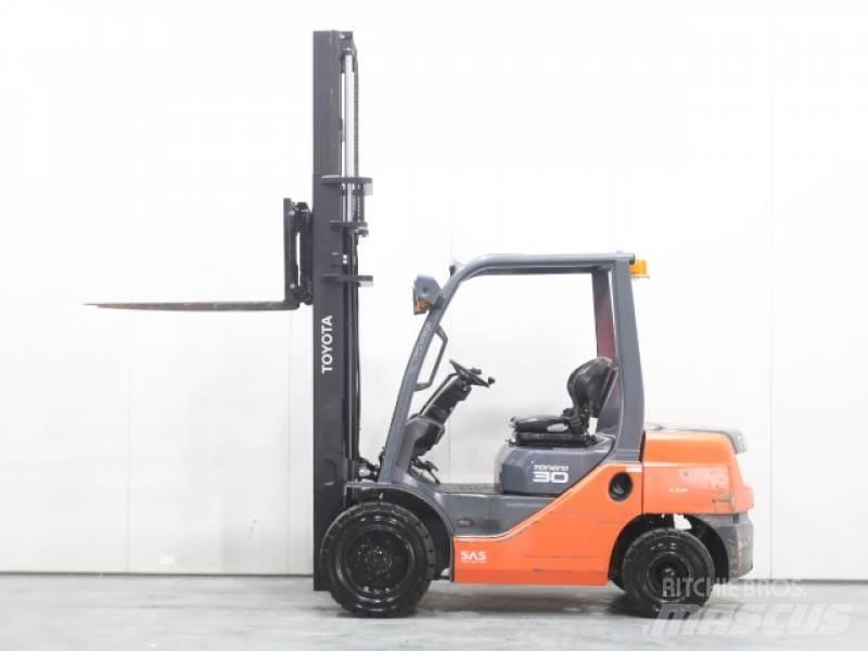 Toyota 02-8FDF30 Дизелови камиони
