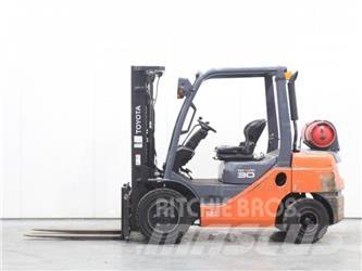 Toyota 02-8FGF30 Камиони с АГУ