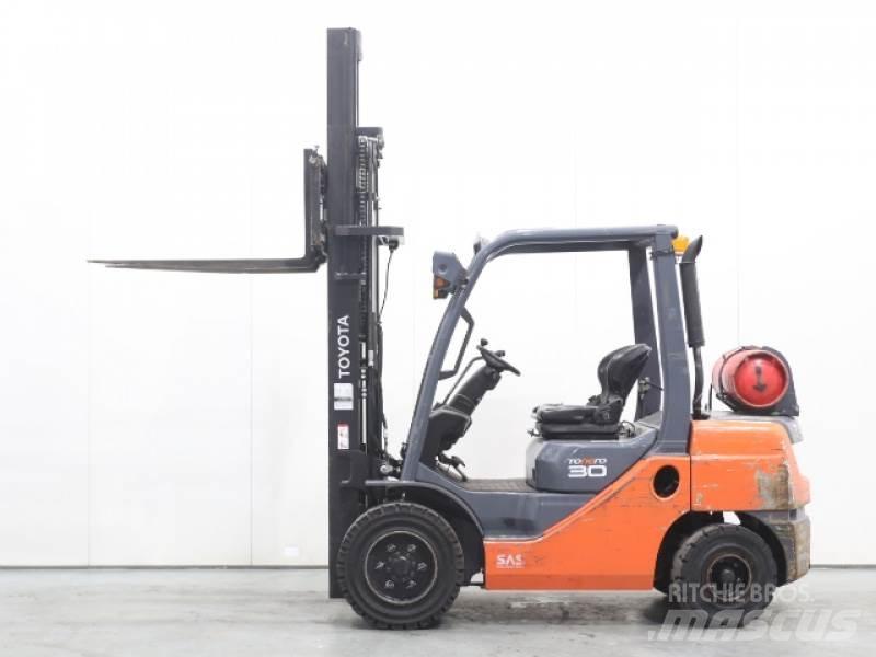 Toyota 02-8FGF30 Камиони с АГУ