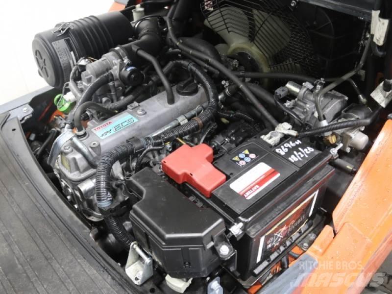 Toyota 02-8FGF30 Камиони с АГУ