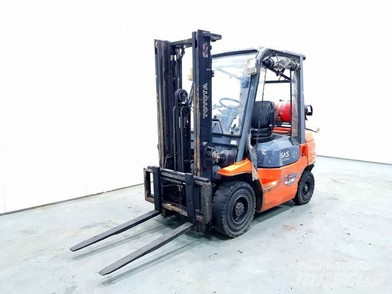 Toyota 42-7FGF25 Камиони с АГУ