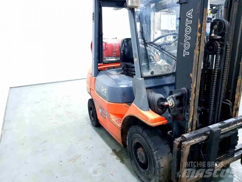 Toyota 42-7FGF25 Камиони с АГУ