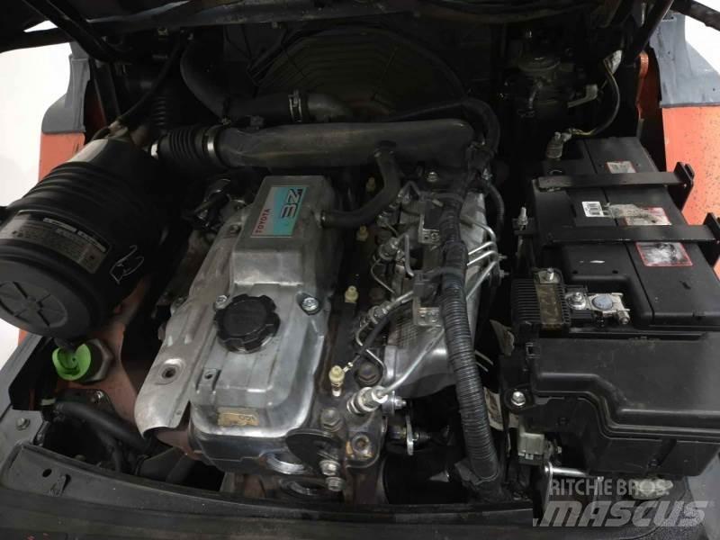 Toyota 52-8FDJF35 Дизелови камиони