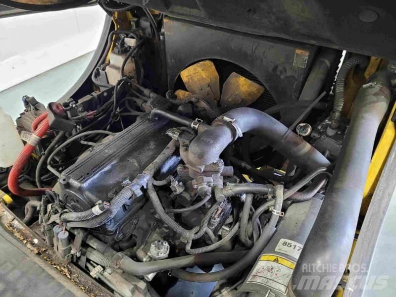 Yale GLP25VX Камиони с АГУ