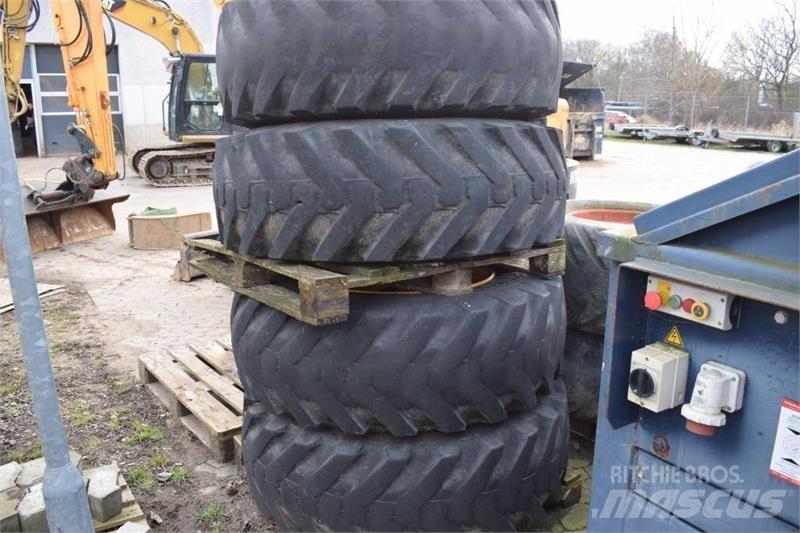 JCB 4 CX Гуми