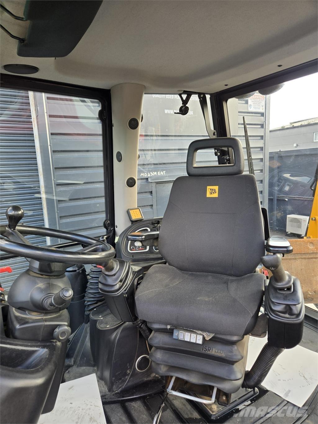 JCB 3CX Товарач със заден ексватор