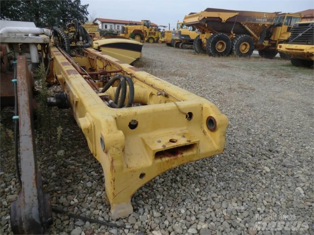 CAT 735 Шаси
