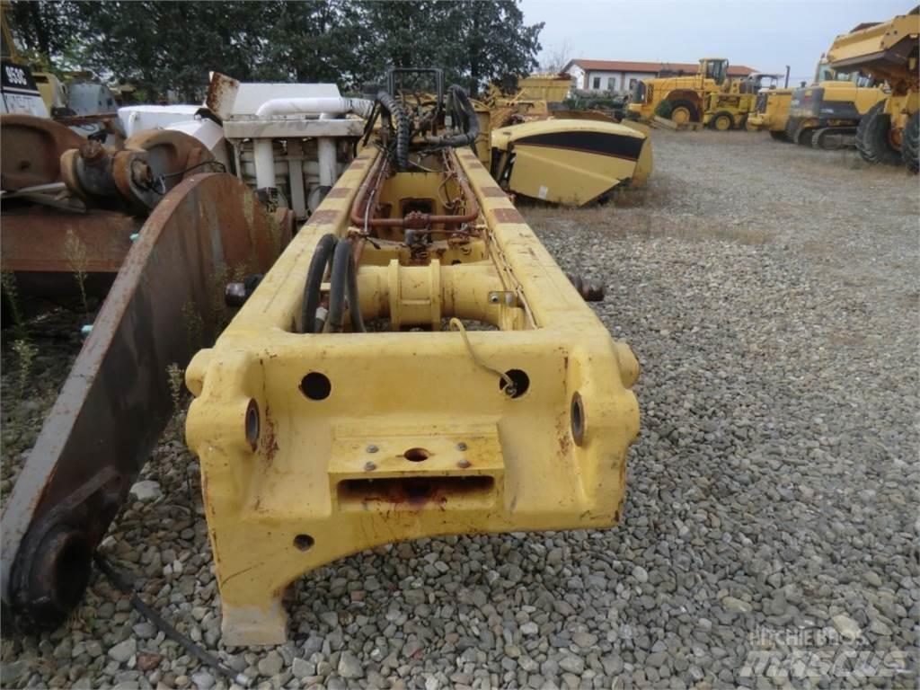 CAT 735 Шаси