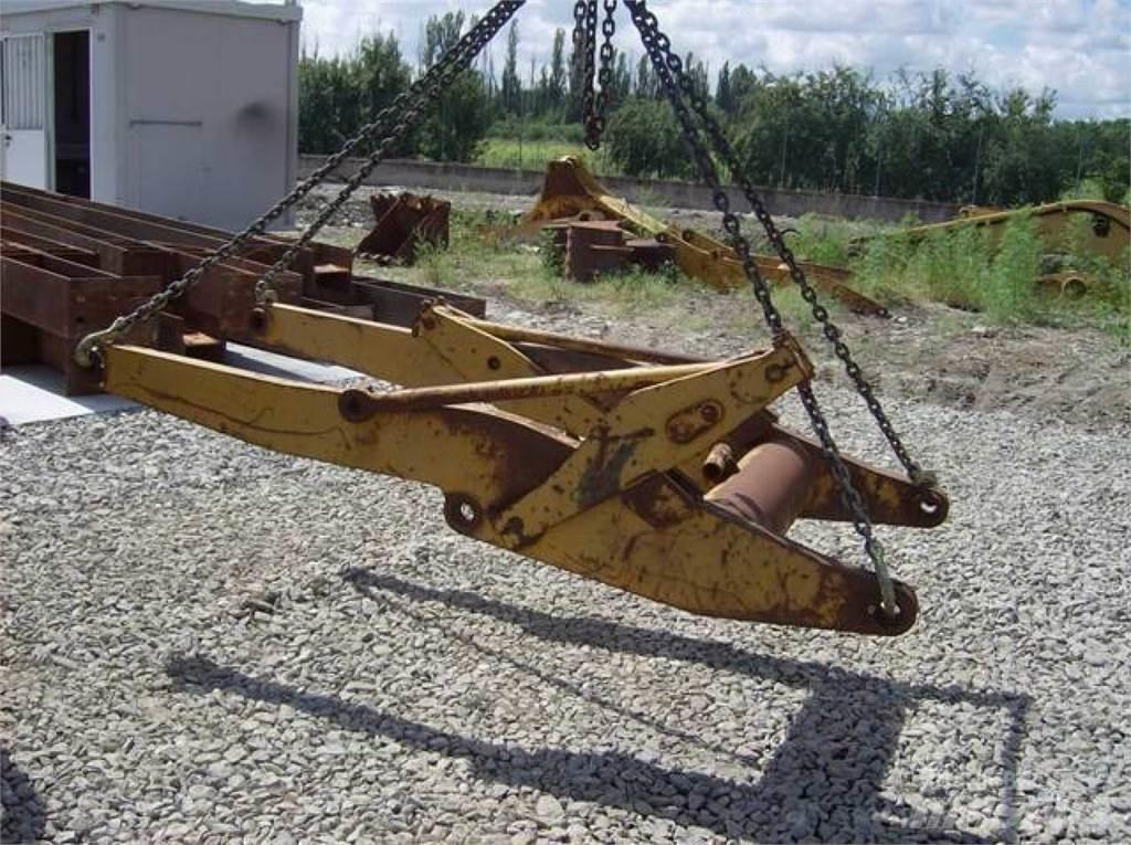 CAT 910 Шаси