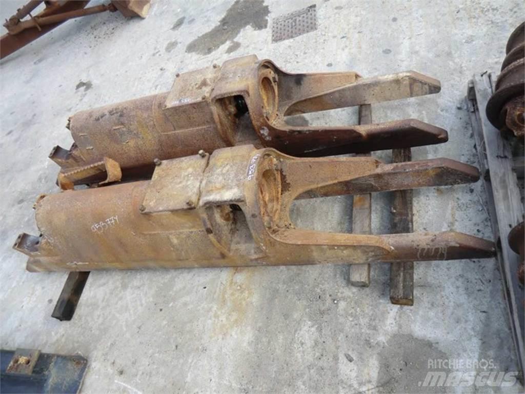 CAT 953 Релси, вериги и ходова част
