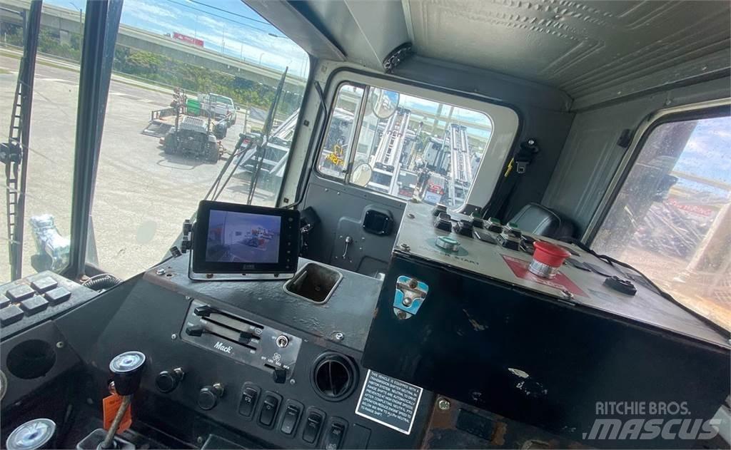 Mack MR688S Камиони за отпадъци